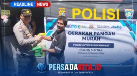 Kasat Binmas Polres Konawe, IPTU Andi Aco Baso saat melayani warga dalam Gerakan Pangan Murah di Kelurahan Puosu, Kecamatan Tongauna, Selasa (7/7/2026).)