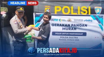 Kasat Binmas Polres Konawe, IPTU Andi Aco Baso saat melayani warga dalam Gerakan Pangan Murah di Kelurahan Puosu, Kecamatan Tongauna, Selasa (7/7/2026).)