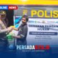 Kasat Binmas Polres Konawe, IPTU Andi Aco Baso saat melayani warga dalam Gerakan Pangan Murah di Kelurahan Puosu, Kecamatan Tongauna, Selasa (7/7/2026).)