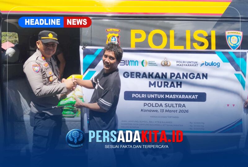 Kasat Binmas Polres Konawe, IPTU Andi Aco Baso saat melayani warga dalam Gerakan Pangan Murah di Kelurahan Puosu, Kecamatan Tongauna, Selasa (7/7/2026).)