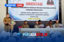 Bupati Konawe, H. Yusran Akbar ST, memberikan sambutan dan arahan kepada peserta Orientasi PPPK Formasi Tahun 2025 di Gedung Wekoila, Unaaha. Dalam sambutannya, ia menekankan pentingnya integritas dan etos kerja untuk mendukung visi pembangunan Konawe. (Foto: Persada Kita.id)