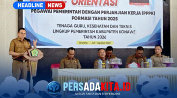 Bupati Konawe, H. Yusran Akbar ST, memberikan sambutan dan arahan kepada peserta Orientasi PPPK Formasi Tahun 2025 di Gedung Wekoila, Unaaha. Dalam sambutannya, ia menekankan pentingnya integritas dan etos kerja untuk mendukung visi pembangunan Konawe. (Foto: Persada Kita.id)