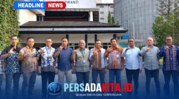 Bupati Konawe H. Yusran Akbar, S.T. (keenam dari kiri) bersama jajaran manajemen PT Charoen Pokphand Indonesia usai pertemuan di Kantor Feedmill Makassar