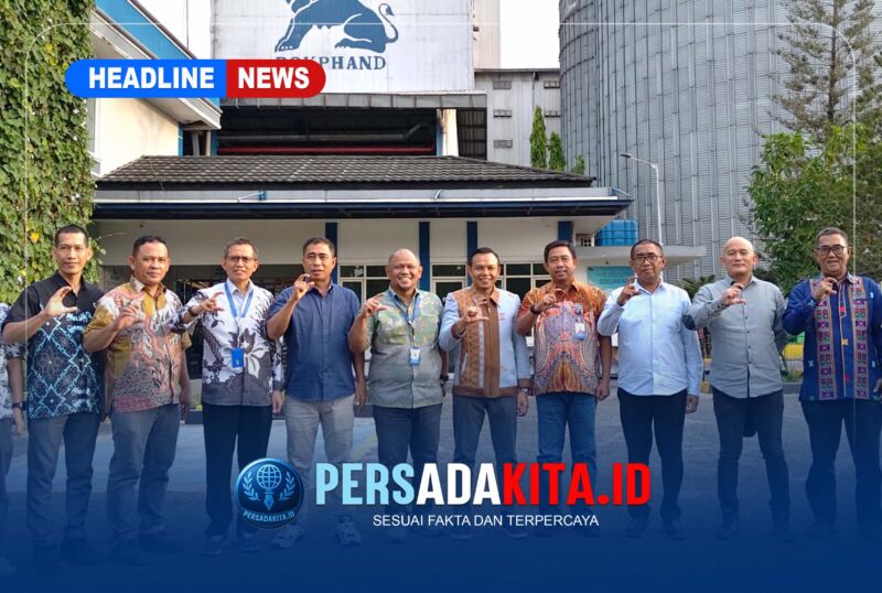 Bupati Konawe H. Yusran Akbar, S.T. (keenam dari kiri) bersama jajaran manajemen PT Charoen Pokphand Indonesia usai pertemuan di Kantor Feedmill Makassar