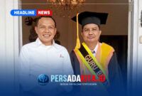 Bupati Konawe H. Yusran Akbar, S.T. (kiri) bersama Prof. Dr. H. M. Najib Husain, S.Sos., M.Si (kanan) usai menghadiri pengukuhan Guru Besar UHO di Auditorium Mokodompit, Rabu (29/7/2026) kemarin.