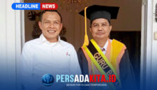 Bupati Konawe H. Yusran Akbar, S.T. (kiri) bersama Prof. Dr. H. M. Najib Husain, S.Sos., M.Si (kanan) usai menghadiri pengukuhan Guru Besar UHO di Auditorium Mokodompit, Rabu (29/7/2026) kemarin.