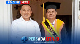 Bupati Konawe H. Yusran Akbar, S.T. (kiri) bersama Prof. Dr. H. M. Najib Husain, S.Sos., M.Si (kanan) usai menghadiri pengukuhan Guru Besar UHO di Auditorium Mokodompit, Rabu (29/7/2026) kemarin.