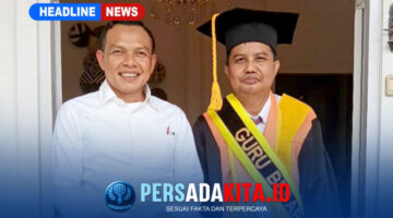 Bupati Konawe H. Yusran Akbar, S.T. (kiri) bersama Prof. Dr. H. M. Najib Husain, S.Sos., M.Si (kanan) usai menghadiri pengukuhan Guru Besar UHO di Auditorium Mokodompit, Rabu (29/7/2026) kemarin.