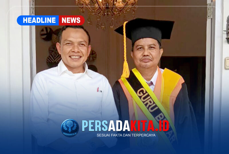 Bupati Konawe H. Yusran Akbar, S.T. (kiri) bersama Prof. Dr. H. M. Najib Husain, S.Sos., M.Si (kanan) usai menghadiri pengukuhan Guru Besar UHO di Auditorium Mokodompit, Rabu (29/7/2026) kemarin.