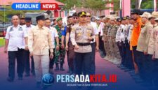 Kapolres AKBP Edi Raharjono (kanan) bersama  Bupati Konawe H. Yusran Akbar (tengah) dan unsur Forkopimda saat meninjau kesiapan personel dan peralatan dalam Apel Siaga Bencana di Lapangan Polres Konawe, Rabu (12/8/2026).