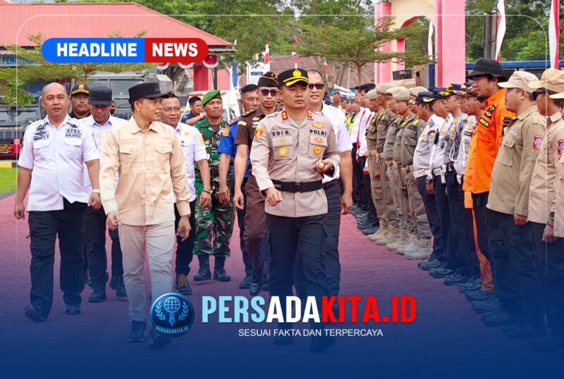 Kapolres AKBP Edi Raharjono (kanan) bersama  Bupati Konawe H. Yusran Akbar (tengah) dan unsur Forkopimda saat meninjau kesiapan personel dan peralatan dalam Apel Siaga Bencana di Lapangan Polres Konawe, Rabu (12/8/2026).