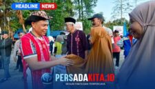 Bupati Konawe H. Yusran Akbar, S.T. menyerahkan secara simbolis bantuan beras Cadangan Pangan Pemerintah (CPP) kepada perwakilan Keluarga Penerima Bantuan di Kecamatan Anggaberi, Kamis (25/8/2026).