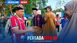 Bupati Konawe H. Yusran Akbar, S.T. menyerahkan secara simbolis bantuan beras Cadangan Pangan Pemerintah (CPP) kepada perwakilan Keluarga Penerima Bantuan di Kecamatan Anggaberi, Kamis (25/8/2026).