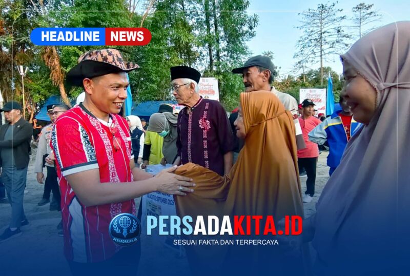 Bupati Konawe H. Yusran Akbar, S.T. menyerahkan secara simbolis bantuan beras Cadangan Pangan Pemerintah (CPP) kepada perwakilan Keluarga Penerima Bantuan di Kecamatan Anggaberi, Kamis (25/8/2026).