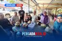 Bupati Konawe, H. Yusran Akbar, ST, tampak akrab menikmati suguhan es kelapa muda  di lapak UMKM milik M. Rizal sambil berbincang dengan  sejumlah pengunjung di area Inolobunggadue Central Park (ICP), Minggu (9/8/2026). Kunjungan ini menjadi bentuk dukungan nyata pemerintah terhadap pertumbuhan sektor UMKM di Bumi Konawe.