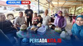 Bupati Konawe, H. Yusran Akbar, ST, tampak akrab menikmati suguhan es kelapa muda  di lapak UMKM milik M. Rizal sambil berbincang dengan  sejumlah pengunjung di area Inolobunggadue Central Park (ICP), Minggu (9/8/2026). Kunjungan ini menjadi bentuk dukungan nyata pemerintah terhadap pertumbuhan sektor UMKM di Bumi Konawe.