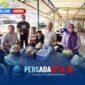 Bupati Konawe, H. Yusran Akbar, ST, tampak akrab menikmati suguhan es kelapa muda  di lapak UMKM milik M. Rizal sambil berbincang dengan  sejumlah pengunjung di area Inolobunggadue Central Park (ICP), Minggu (9/8/2026). Kunjungan ini menjadi bentuk dukungan nyata pemerintah terhadap pertumbuhan sektor UMKM di Bumi Konawe.
