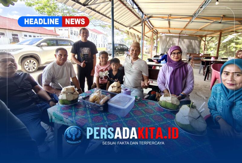 Bupati Konawe, H. Yusran Akbar, ST, tampak akrab menikmati suguhan es kelapa muda  di lapak UMKM milik M. Rizal sambil berbincang dengan  sejumlah pengunjung di area Inolobunggadue Central Park (ICP), Minggu (9/8/2026). Kunjungan ini menjadi bentuk dukungan nyata pemerintah terhadap pertumbuhan sektor UMKM di Bumi Konawe.