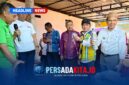 Bupati Konawe H. Yusran Akbar, S.T. (kanan) saat melihat secara langsung hasil olahan sampah di TPS 3R di Desa Lahotutu, Kamis (6/8/2026).