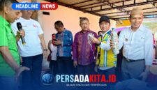 Bupati Konawe H. Yusran Akbar, S.T. (kanan) saat melihat secara langsung hasil olahan sampah di TPS 3R di Desa Lahotutu, Kamis (6/8/2026).