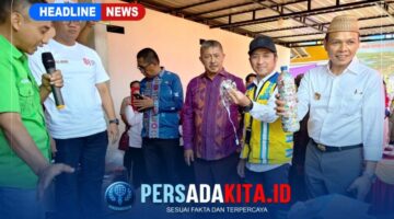 Bupati Konawe H. Yusran Akbar, S.T. (kanan) saat melihat secara langsung hasil olahan sampah di TPS 3R di Desa Lahotutu, Kamis (6/8/2026).