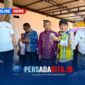 Bupati Konawe H. Yusran Akbar, S.T. (kanan) saat melihat secara langsung hasil olahan sampah di TPS 3R di Desa Lahotutu, Kamis (6/8/2026).