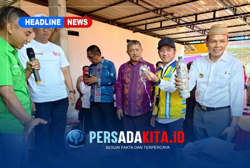 Bupati Konawe H. Yusran Akbar, S.T. (kanan) saat melihat secara langsung hasil olahan sampah di TPS 3R di Desa Lahotutu, Kamis (6/8/2026).