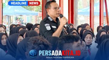 Bupati Konawe H. Yusran Akbar, S.T., saat menyampaikan materi pembinaan peran strategis P3K kepada 580 peserta orientasi yang memenuhi ruangan Gedung Wekoila, Unaaha, Selasa (11/8/2026).
