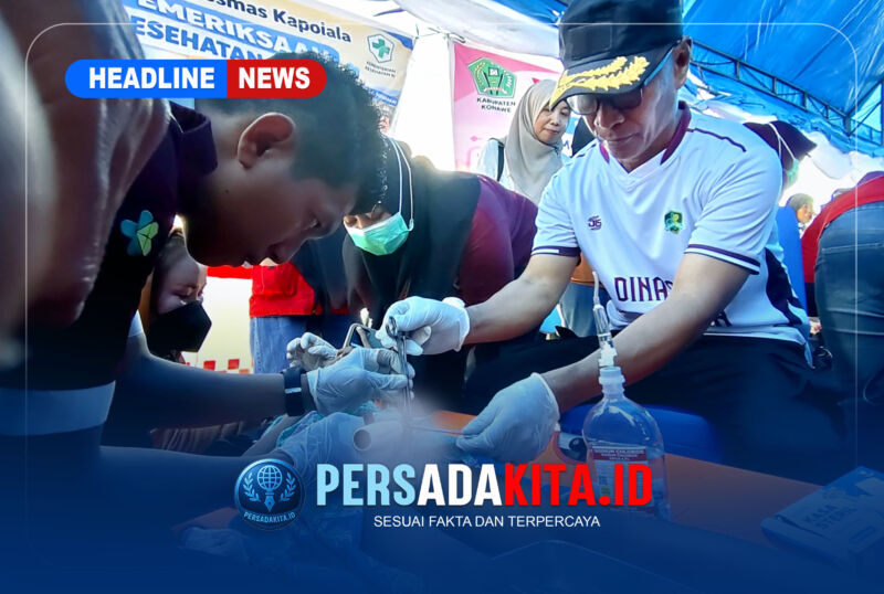 Kepala Dinas Kesehatan Kabupaten Konawe, Yones SE, MM, di kegiatan sunatan massal dan cek kesehatan gratis di area perkemahan Kecamatan Kapoiala, Sabtu (29/8/2026).