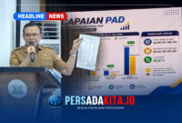 Bupati Konawe, H. Yusran Akbar, S.T., sedang memberikan sambutan dan arahan dalam rapat evaluasi penerimaan PAD Semester 1 Tahun 2026. Tampak serius menyampaikan pentingnya data dan koordinasi untuk optimalisasi PAD.