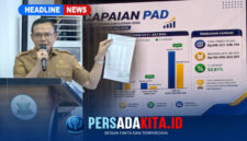 Bupati Konawe, H. Yusran Akbar, S.T., sedang memberikan sambutan dan arahan dalam rapat evaluasi penerimaan PAD Semester 1 Tahun 2026. Tampak serius menyampaikan pentingnya data dan koordinasi untuk optimalisasi PAD.