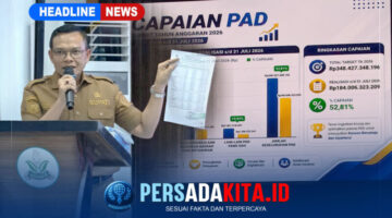 Bupati Konawe, H. Yusran Akbar, S.T., sedang memberikan sambutan dan arahan dalam rapat evaluasi penerimaan PAD Semester 1 Tahun 2026. Tampak serius menyampaikan pentingnya data dan koordinasi untuk optimalisasi PAD.