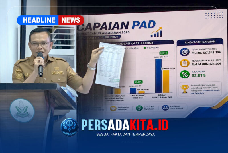 Bupati Konawe, H. Yusran Akbar, S.T., sedang memberikan sambutan dan arahan dalam rapat evaluasi penerimaan PAD Semester 1 Tahun 2026. Tampak serius menyampaikan pentingnya data dan koordinasi untuk optimalisasi PAD.