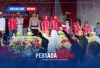 Panggung kehormatan di garis finish Lapangan Tutuwi Motaha tampak ramai ketika Camat Anggaberi dan Kapolsek Unaaha menyambut langsung kedatangan setiap barisan peserta.