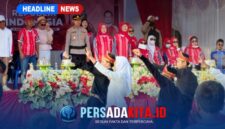 Panggung kehormatan di garis finish Lapangan Tutuwi Motaha tampak ramai ketika Camat Anggaberi dan Kapolsek Unaaha menyambut langsung kedatangan setiap barisan peserta.