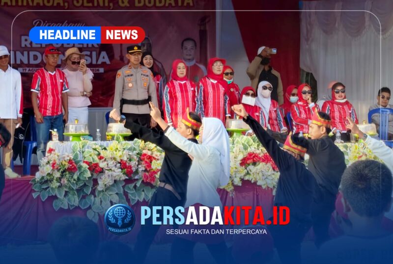 Panggung kehormatan di garis finish Lapangan Tutuwi Motaha tampak ramai ketika Camat Anggaberi dan Kapolsek Unaaha menyambut langsung kedatangan setiap barisan peserta.