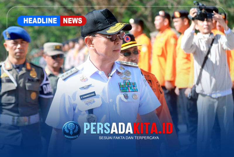 Gubernur Sultra Andi Sumangerukka didampingi Forkopimda meninjau kesiapan personel dan peralatan dalam simulasi penanggulangan Karhutla.