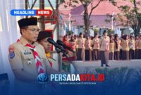 Bupati Konawe, H. Yusran Akbar, ST, memberikan arahan dan membacakan sambutan Ketua Kwarnas Gerakan Pramuka saat memimpin upacara HUT Pramuka ke-65 di Lapangan Pemda Konawe, Jumat (14/8/2026). Ratusan anggota Pramuka dan pembina tampak mengikuti apel dengan khidmat di bawah cuaca cerah.