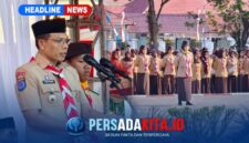 Bupati Konawe, H. Yusran Akbar, ST, memberikan arahan dan membacakan sambutan Ketua Kwarnas Gerakan Pramuka saat memimpin upacara HUT Pramuka ke-65 di Lapangan Pemda Konawe, Jumat (14/8/2026). Ratusan anggota Pramuka dan pembina tampak mengikuti apel dengan khidmat di bawah cuaca cerah.