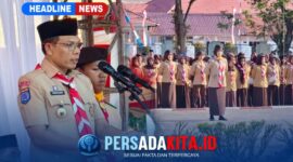 Bupati Konawe, H. Yusran Akbar, ST, memberikan arahan dan membacakan sambutan Ketua Kwarnas Gerakan Pramuka saat memimpin upacara HUT Pramuka ke-65 di Lapangan Pemda Konawe, Jumat (14/8/2026). Ratusan anggota Pramuka dan pembina tampak mengikuti apel dengan khidmat di bawah cuaca cerah.