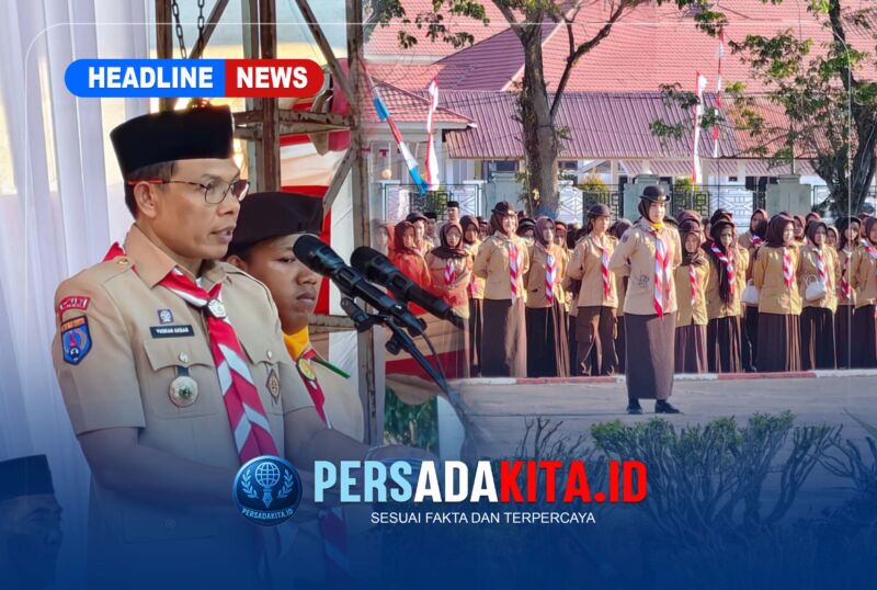 Bupati Konawe, H. Yusran Akbar, ST, memberikan arahan dan membacakan sambutan Ketua Kwarnas Gerakan Pramuka saat memimpin upacara HUT Pramuka ke-65 di Lapangan Pemda Konawe, Jumat (14/8/2026). Ratusan anggota Pramuka dan pembina tampak mengikuti apel dengan khidmat di bawah cuaca cerah.