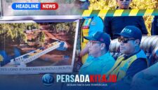 Plt. Kepala Dinas PU Kabupaten Konawe, Robin Hermansyah, tampak serius menyimak konstruksi rangka Bailey Jembatan Routa yang telah rampung sesuai standar SNI.