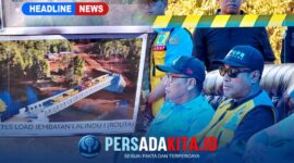 Plt. Kepala Dinas PU Kabupaten Konawe, Robin Hermansyah, tampak serius menyimak konstruksi rangka Bailey Jembatan Routa yang telah rampung sesuai standar SNI.