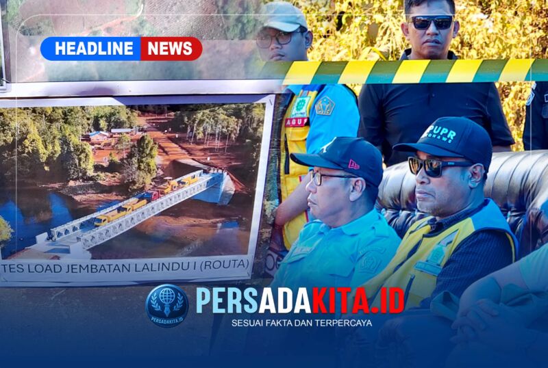 Plt. Kepala Dinas PU Kabupaten Konawe, Robin Hermansyah, tampak serius menyimak konstruksi rangka Bailey Jembatan Routa yang telah rampung sesuai standar SNI.