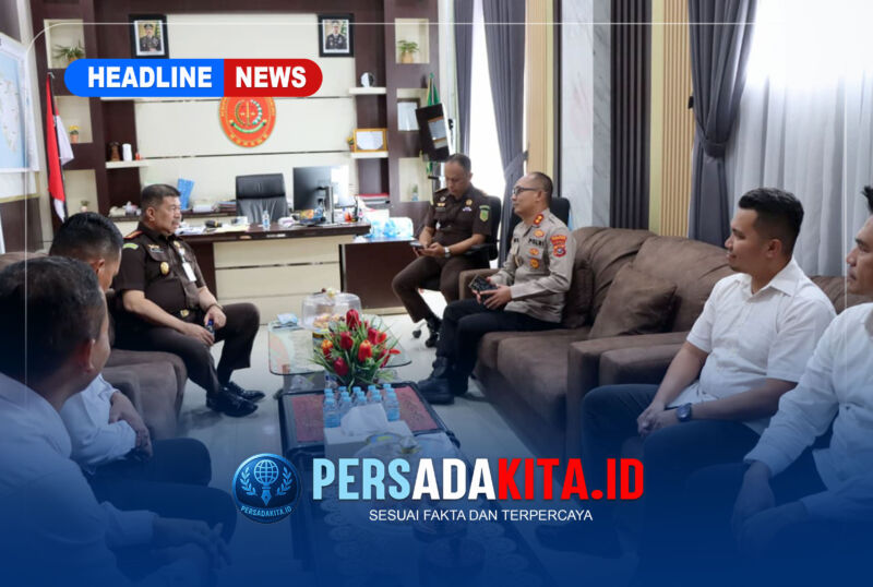 Suasana pertemuan hangat antara Kapolres Konawe AKBP Edi Raharjono dan Kajari Konawe Fachrizal, S.H., di ruang kerja Kajari. Kedua institusi sepakat memperkuat koordinasi dalam sistem peradilan pidana terpadu, Senin (3/8/2026).