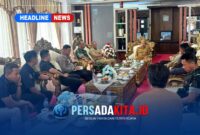 Bupati Konawe H. Yusran Akbar (tengah) menerima kunjungan silaturahmi Kapolres AKBP Edi Raharjono dan Kajari Fachrizal di ruang kerja Bupati, Selasa (4/8/2026). Tampak suasana penuh keakraban dan semangat kolaborasi.