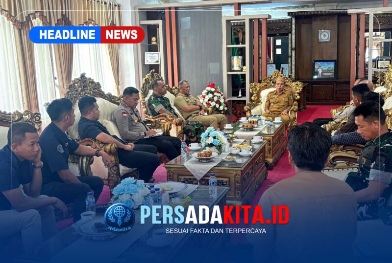 Bupati Konawe H. Yusran Akbar (tengah) menerima kunjungan silaturahmi Kapolres AKBP Edi Raharjono dan Kajari Fachrizal di ruang kerja Bupati, Selasa (4/8/2026). Tampak suasana penuh keakraban dan semangat kolaborasi.