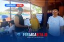 Sekretaris Daerah Kabupaten Konawe, Dr. Ferdinand, menyerahkan secara langsung Kartu Tanda Penduduk hasil perekaman kepada warga disela kegiatan olah raga di Pantai Lalimbue, Sabtu (29/8/2026).