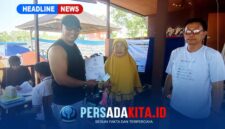 Sekretaris Daerah Kabupaten Konawe, Dr. Ferdinand, menyerahkan secara langsung Kartu Tanda Penduduk hasil perekaman kepada warga disela kegiatan olah raga di Pantai Lalimbue, Sabtu (29/8/2026).