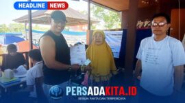 Sekretaris Daerah Kabupaten Konawe, Dr. Ferdinand, menyerahkan secara langsung Kartu Tanda Penduduk hasil perekaman kepada warga disela kegiatan olah raga di Pantai Lalimbue, Sabtu (29/8/2026).